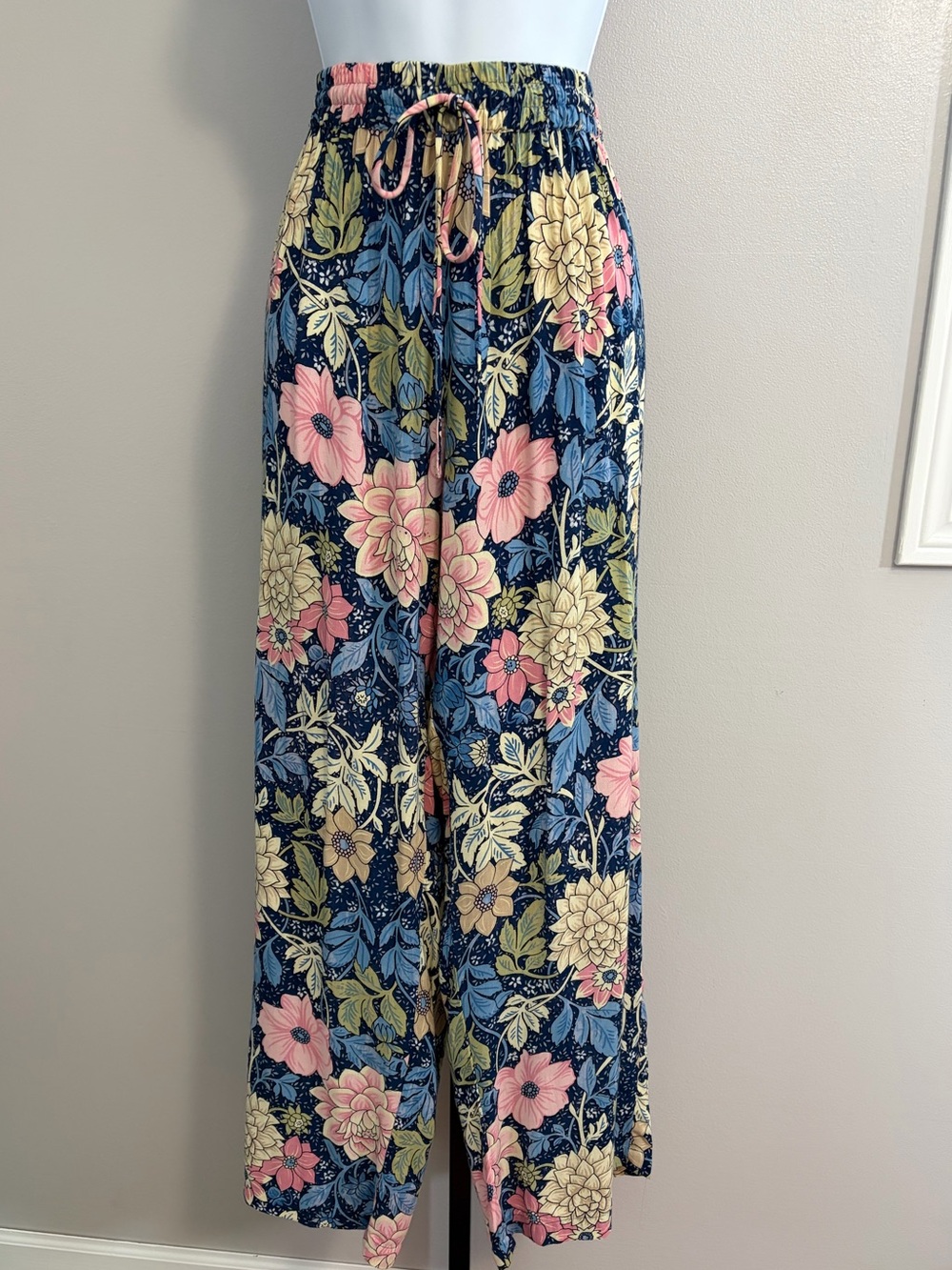 NWOT Aratta Sample Pant Navy Floral Wide-Leg Drawstring Pants with Floral